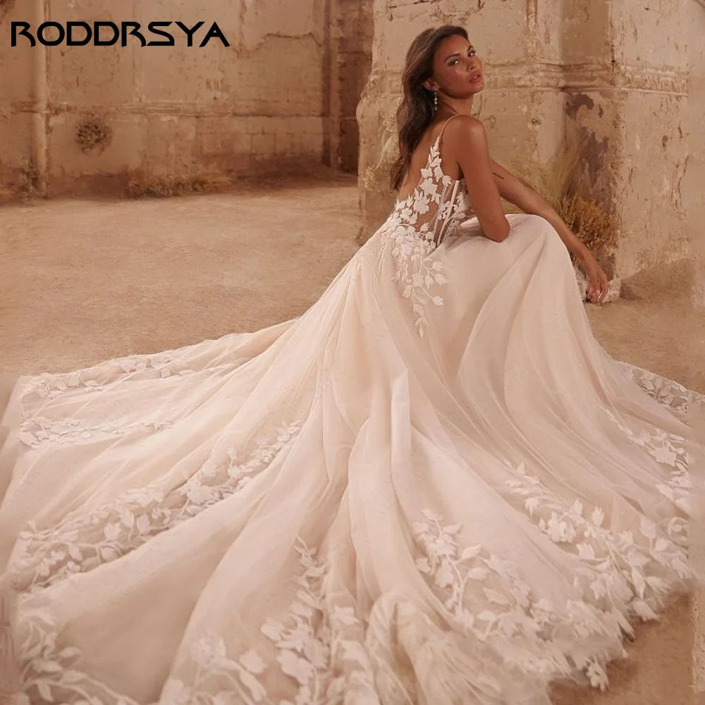 Robe de mariée pailletée à bretelles spaghetti – Robe de mariée bohème dos nu à col en V avec appliques et traîne