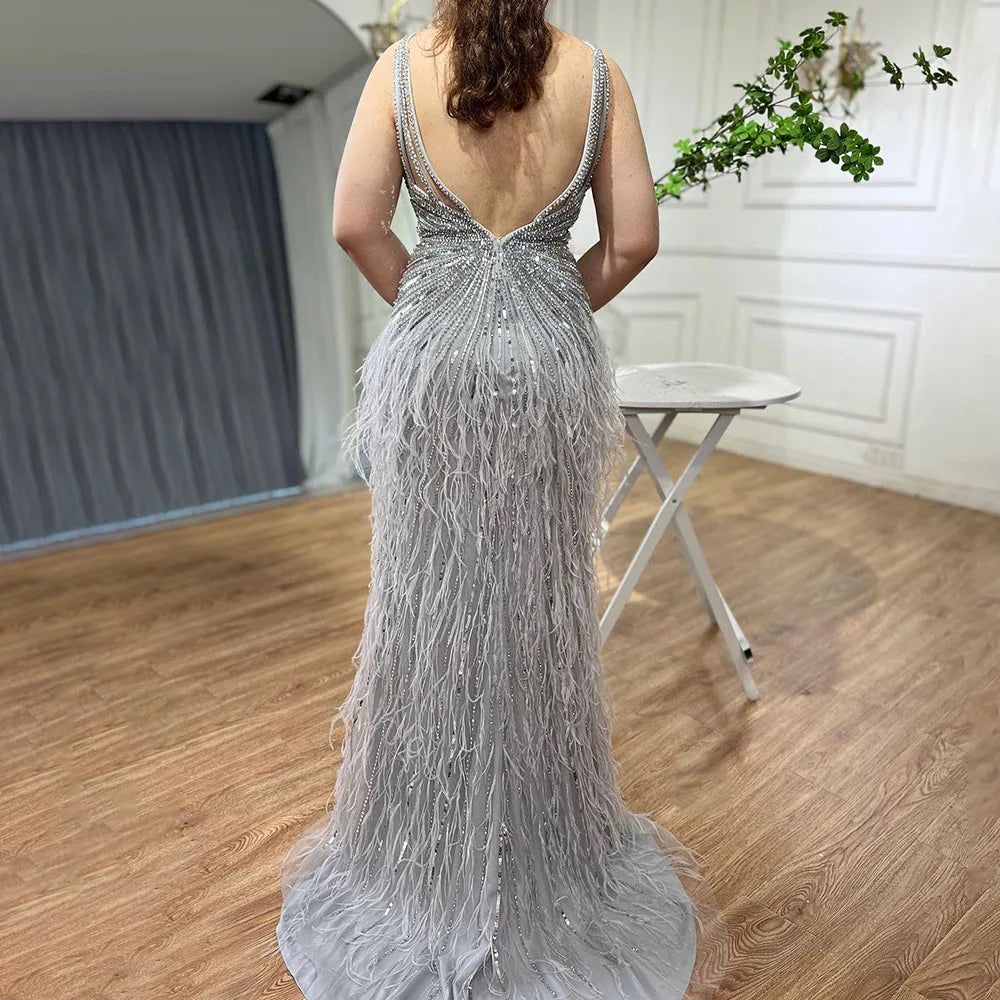 Serene Hill Beiges Abendkleid im Meerjungfrauen-Stil mit Spaghettiträgern – Schlitz, Federn und Perlen (2024 LA70623 Maßanfertigung)