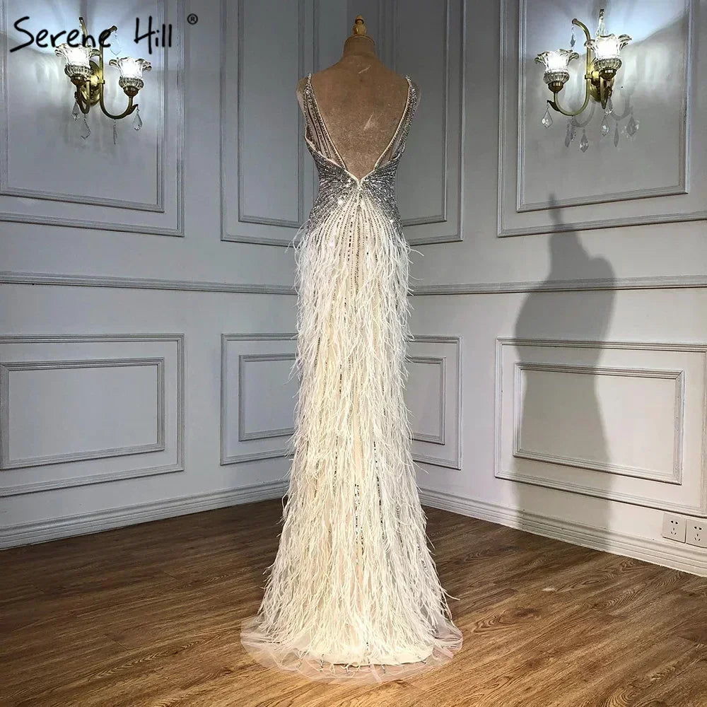 Serene Hill Beiges Abendkleid im Meerjungfrauen-Stil mit Spaghettiträgern – Schlitz, Federn und Perlen (2024 LA70623 Maßanfertigung)