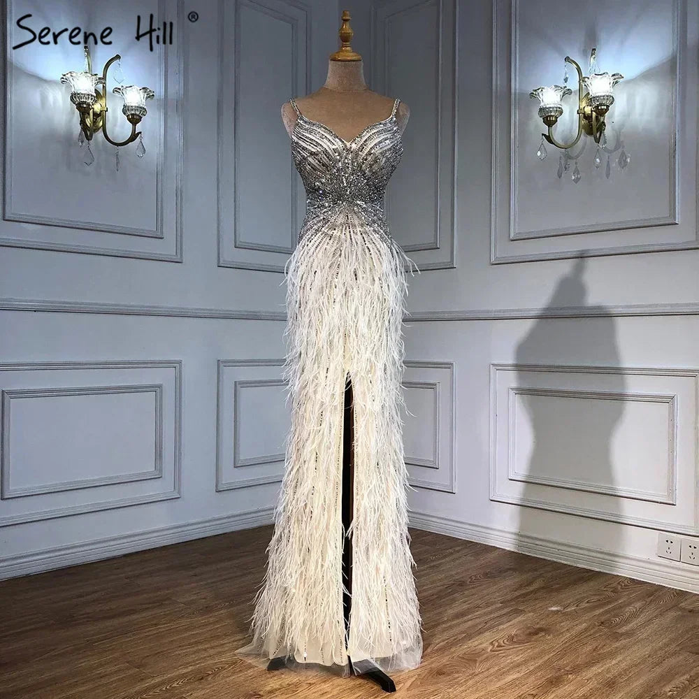 Serene Hill Beiges Abendkleid im Meerjungfrauen-Stil mit Spaghettiträgern – Schlitz, Federn und Perlen (2024 LA70623 Maßanfertigung)