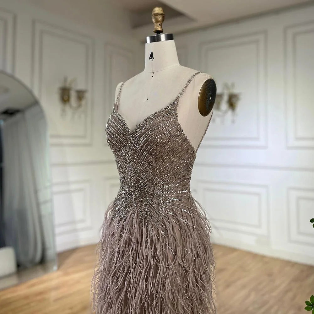 Serene Hill Beiges Abendkleid im Meerjungfrauen-Stil mit Spaghettiträgern – Schlitz, Federn und Perlen (2024 LA70623 Maßanfertigung)