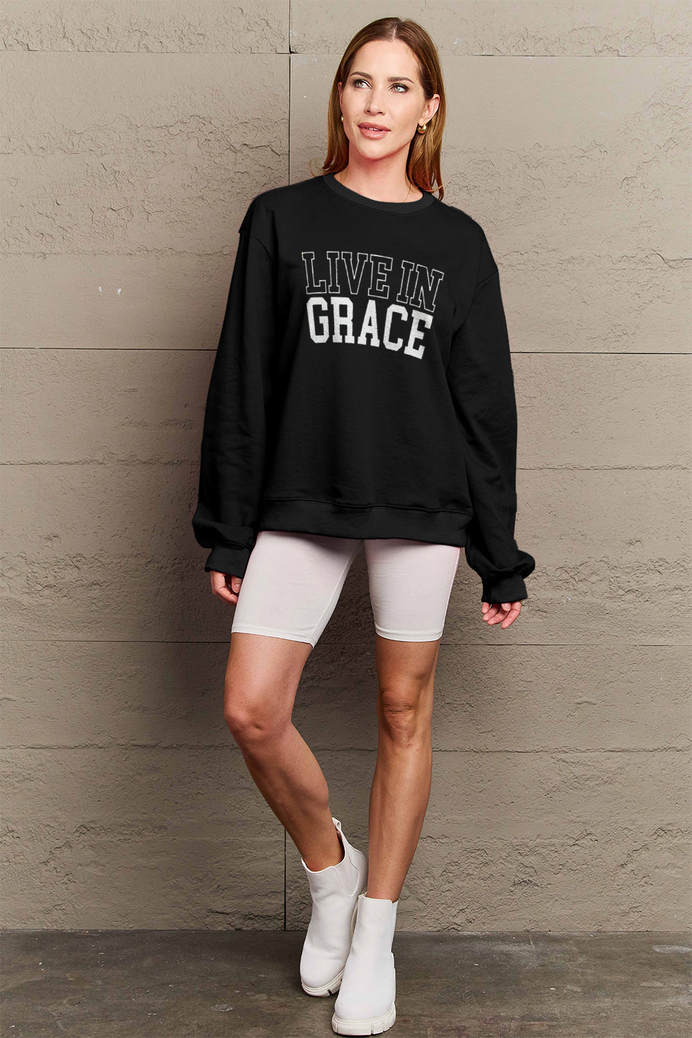 Sweat-shirt graphique LIVE IN GRACE en taille réelle Simply Love