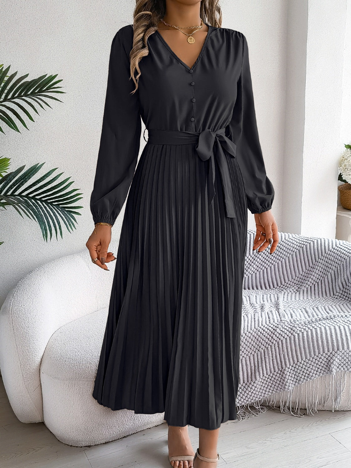 Robe plissée à manches longues et col en V