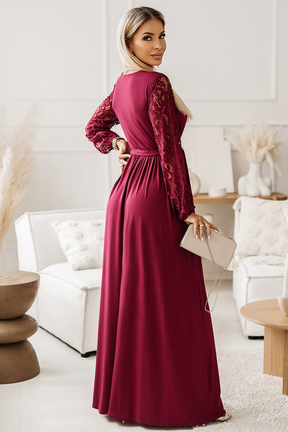 Maxikleid mit Spitzendetail und Bindegürtel an der Taille