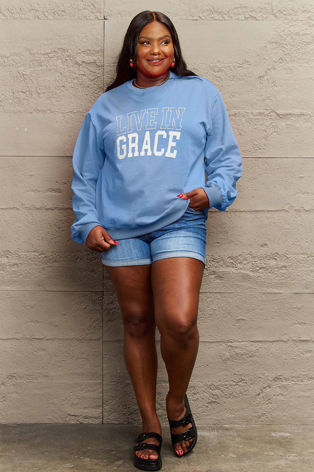 Sweat-shirt graphique LIVE IN GRACE en taille réelle Simply Love