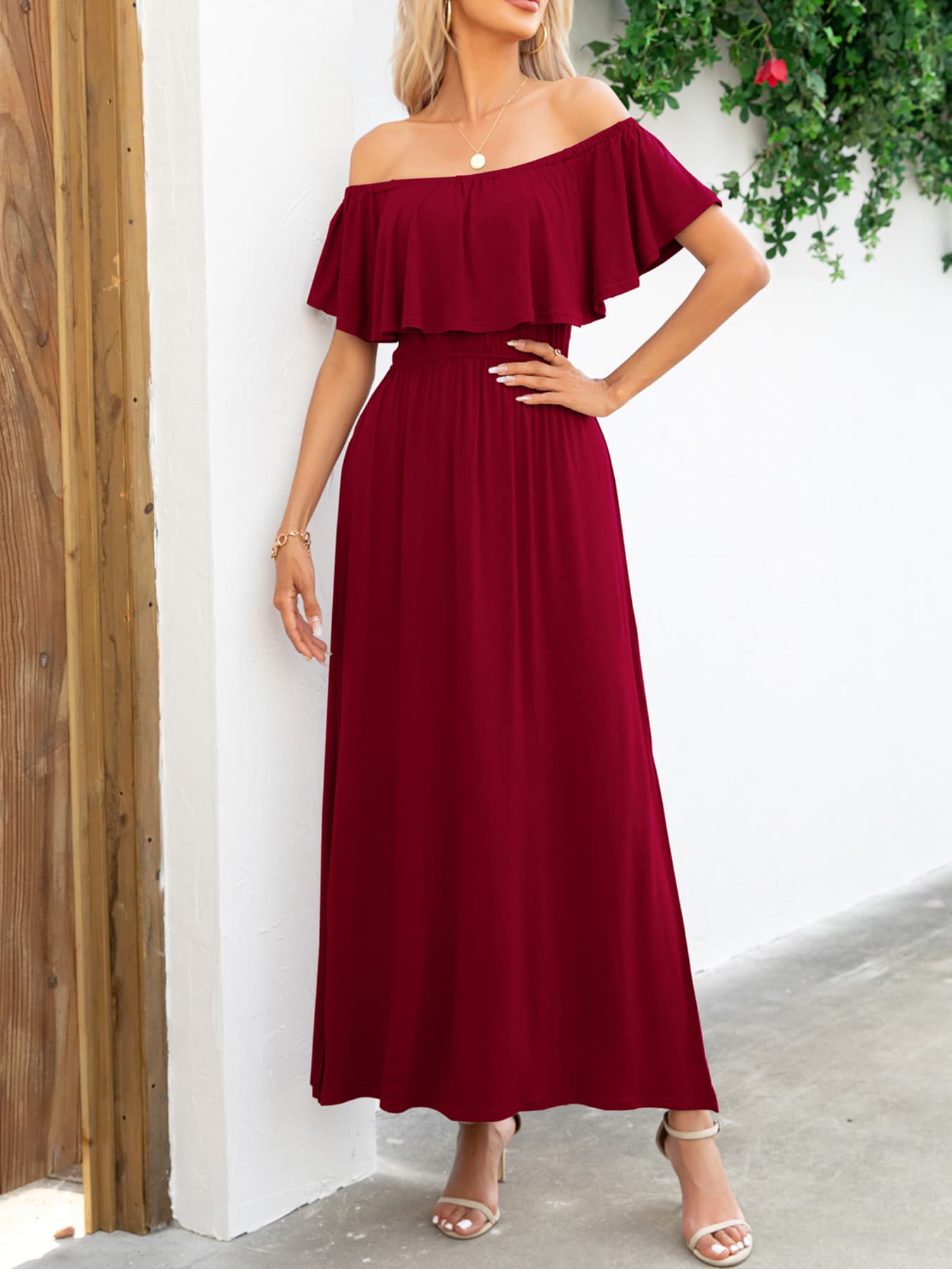 Schulterfreies Maxikleid mit Schlitz