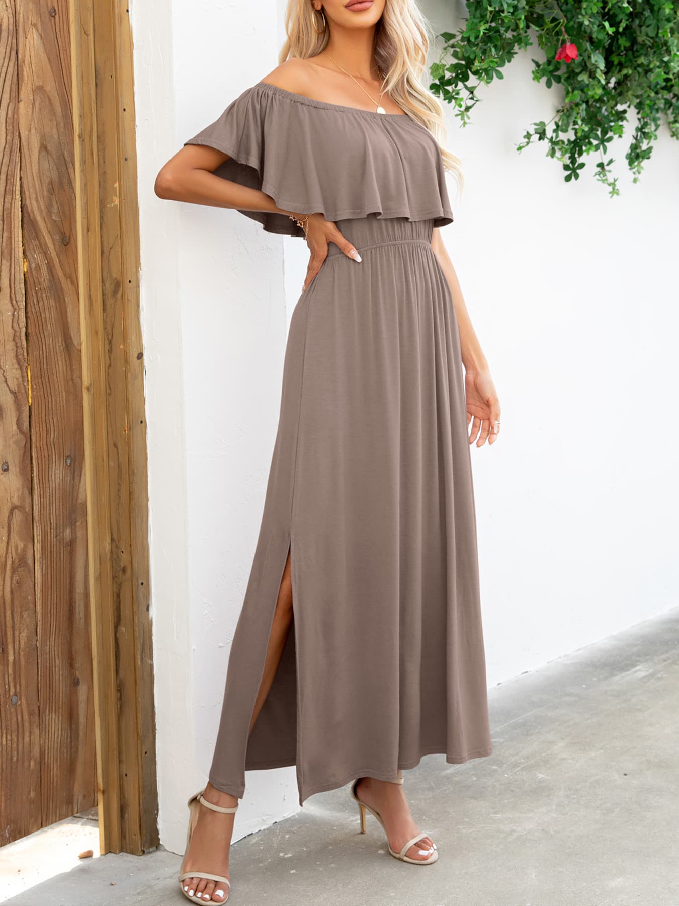 Schulterfreies Maxikleid mit Schlitz