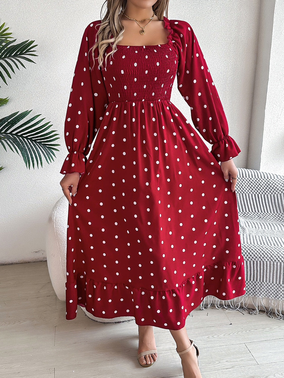 Robe mi-longue à pois et manches volantées