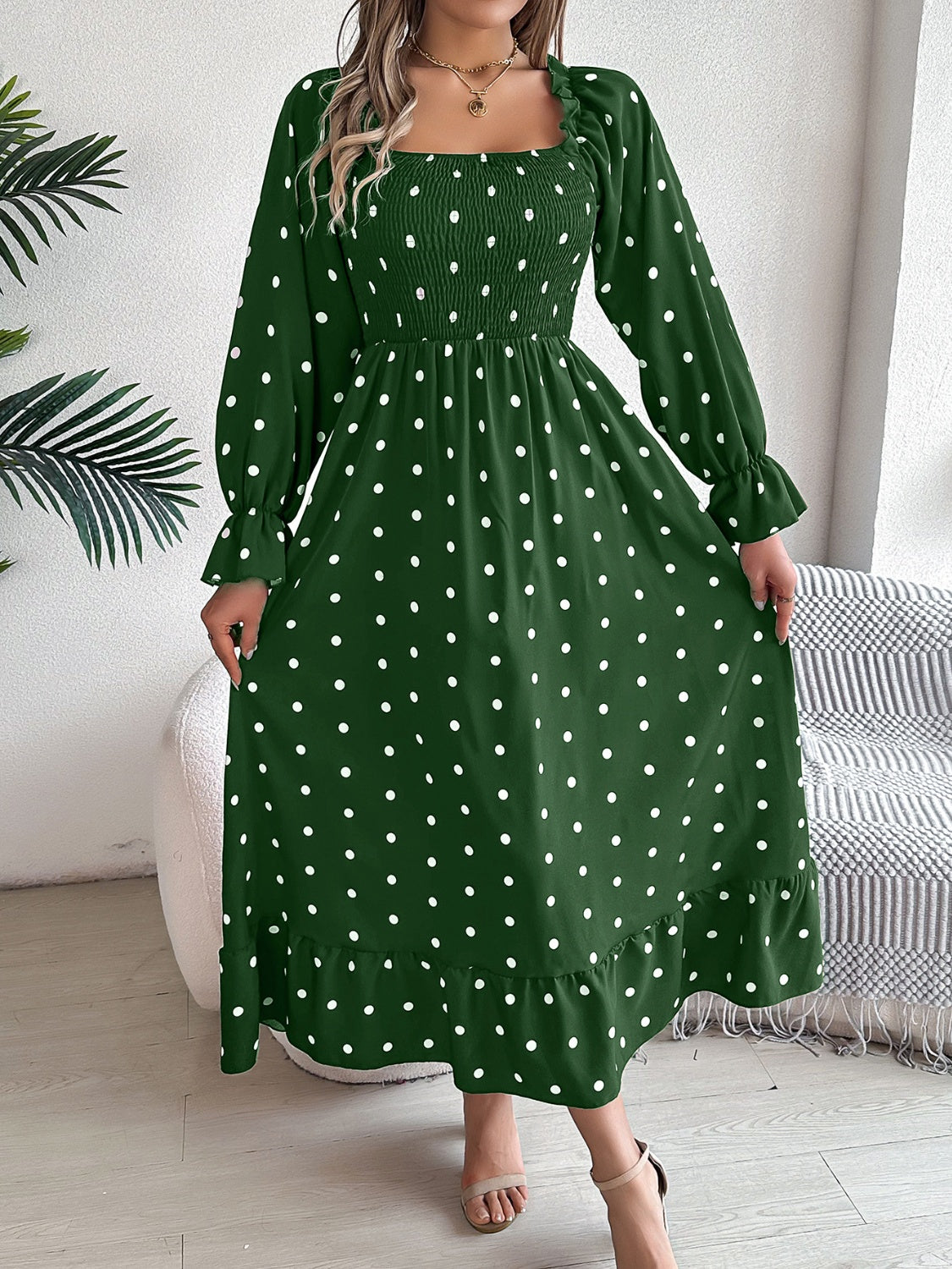 Robe mi-longue à pois et manches volantées