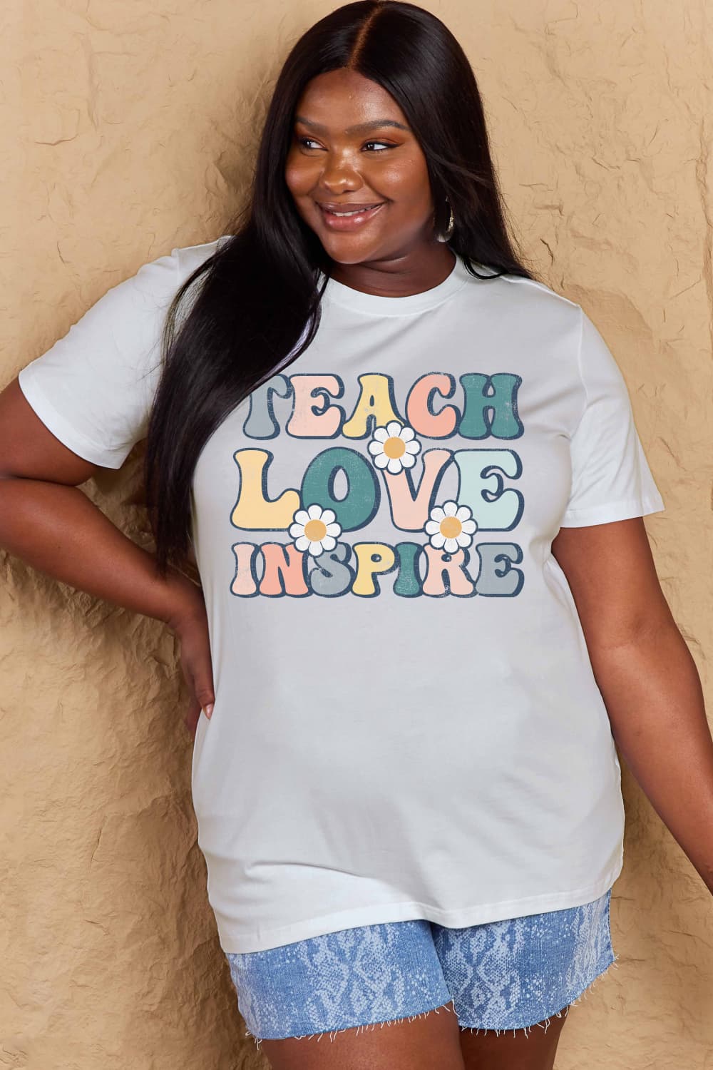 T-shirt graphique en coton Simply Love TEACH LOVE INSPIRE en taille réelle