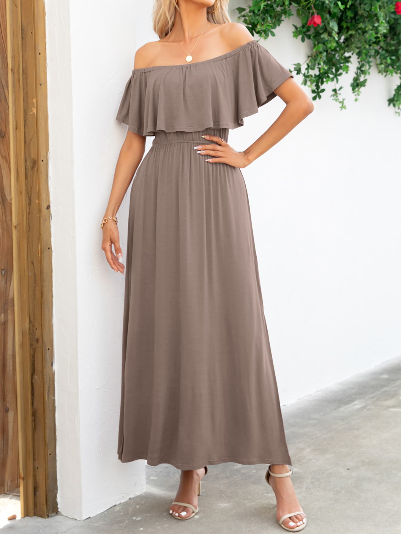 Schulterfreies Maxikleid mit Schlitz