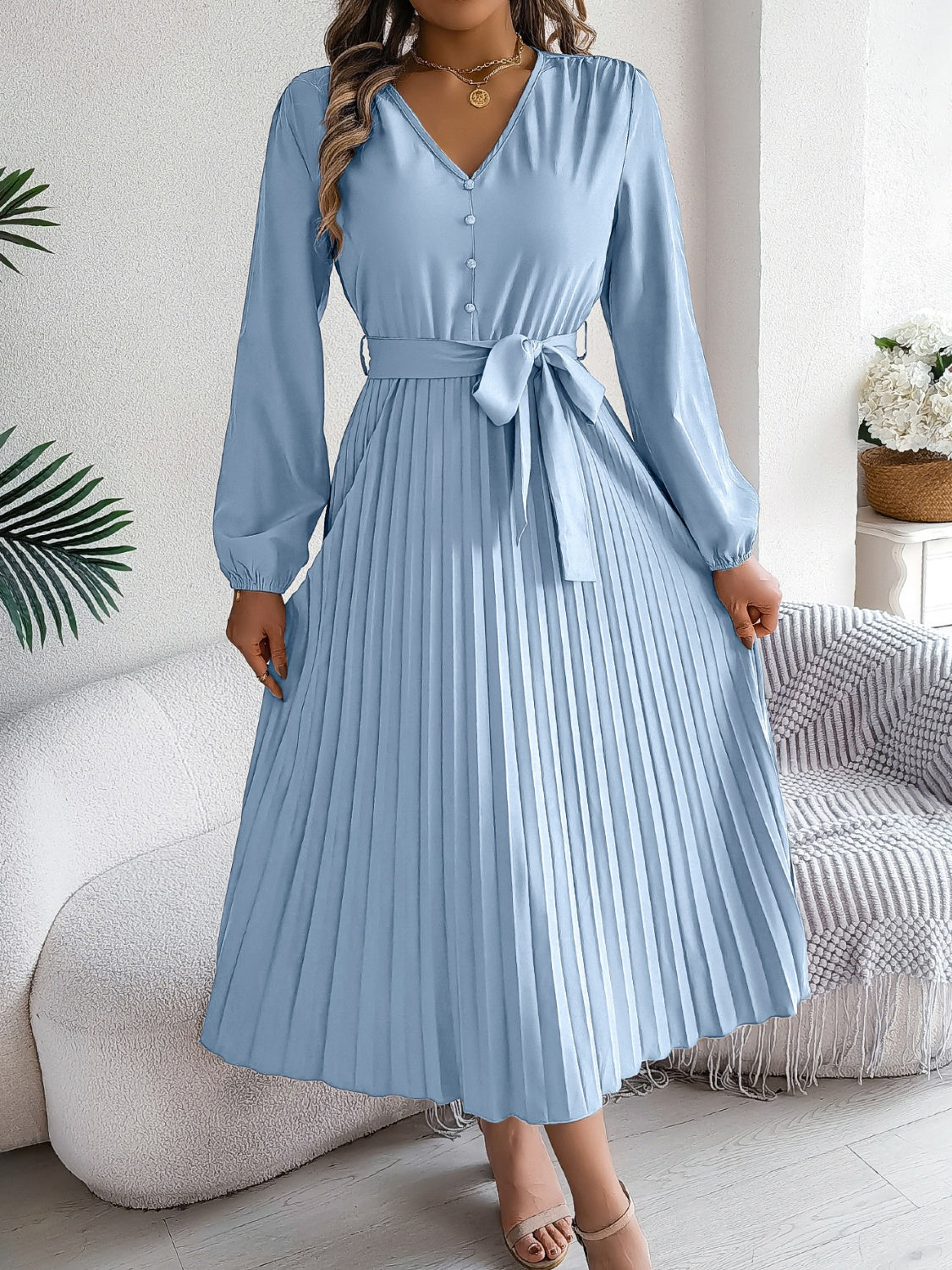 Robe plissée à manches longues et col en V