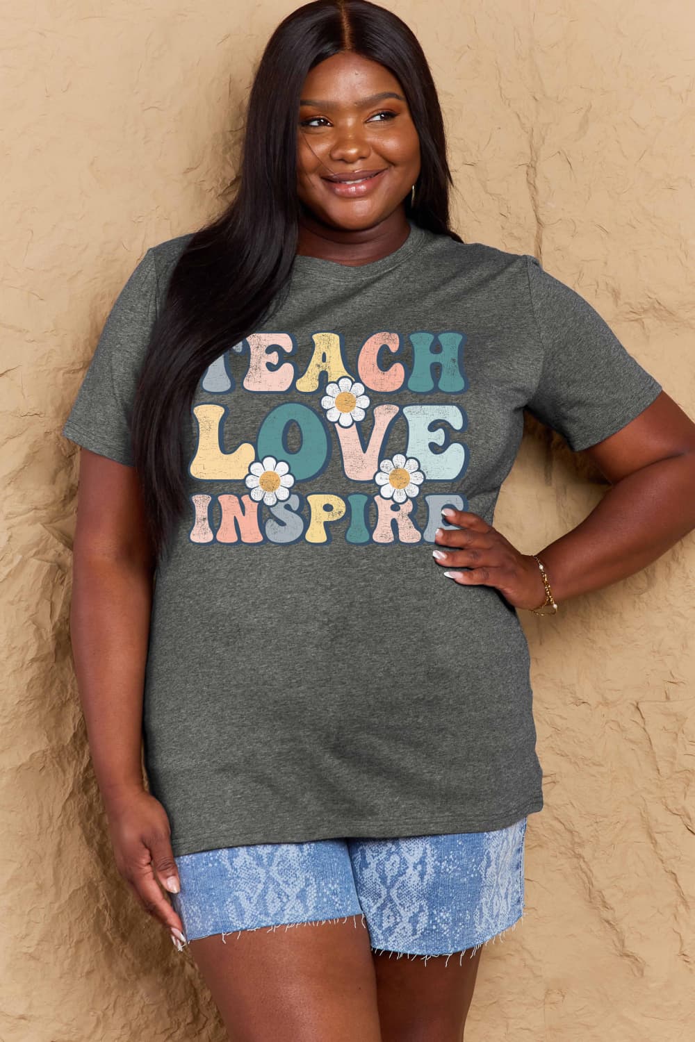 T-shirt graphique en coton Simply Love TEACH LOVE INSPIRE en taille réelle