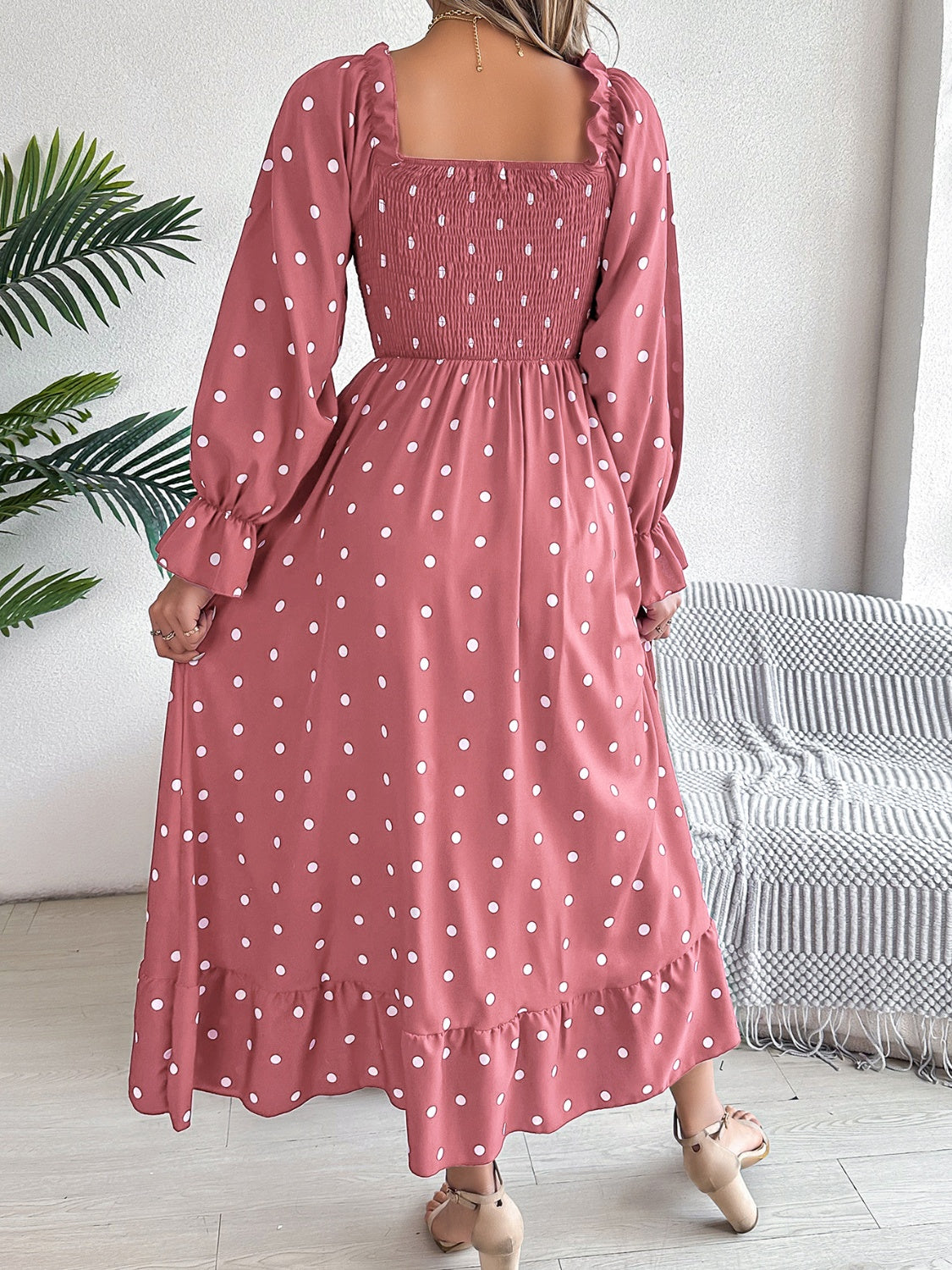 Robe mi-longue à pois et manches volantées